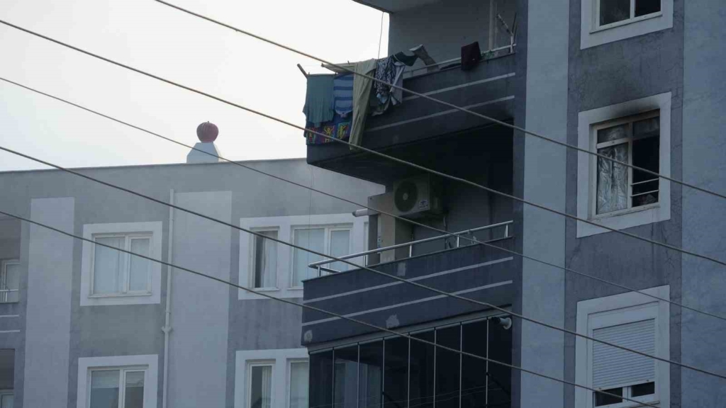 Apartmanda yangın paniği: 5 kişi dumandan etkilendi