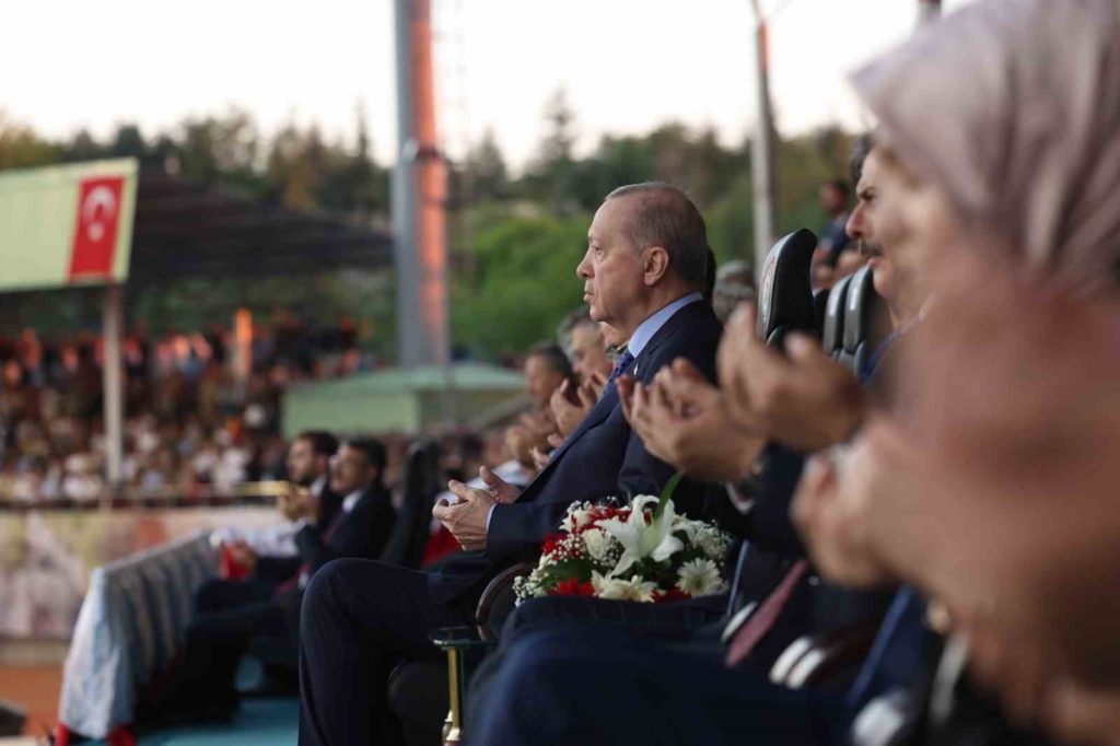 Cumhurbaşkanı Erdoğan: "Birileri 30 yıl öncesinin kodları içinde gelişmeleri ele almaya çalışırken, biz yeni sistemin kutup başlarından biri olmak için ne gerekiyorsa onu yapıyoruz"