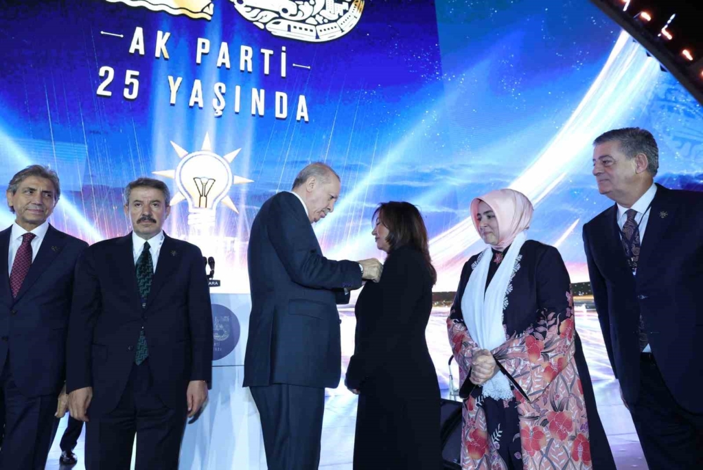 Cumhurbaşkanı Erdoğan: "Allah ömür ve sağlık verirse daha nice yıllar Türkiye’ye hizmet mücadelesi içinde olacağım"