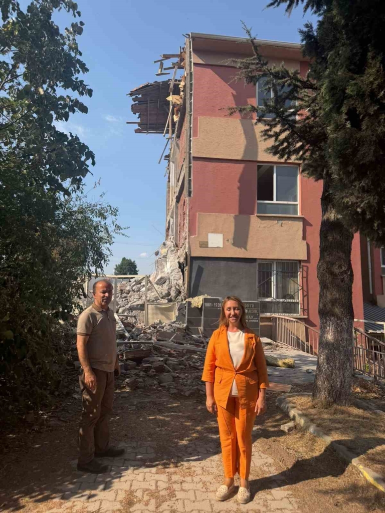 Deprem riski olan Atatürk Ortaokulu yıkılıyor