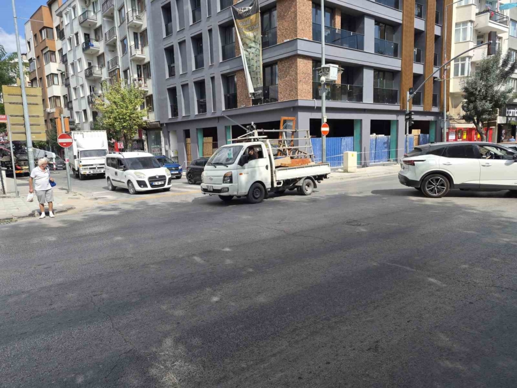 Elektrik kesintisi sebebiyle trafik ışıkları yanmayınca karışıklık meydana geldi