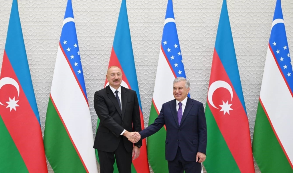 Azerbaycan Cumhurbaşkanı Aliyev, Özbekistan Devlet Başkanı Mirziyoyev ile bir araya geldi