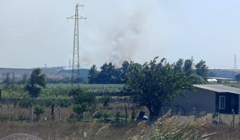 Karacabey’de makilik alanda çıkan orman yangınına müdahale sürüyor