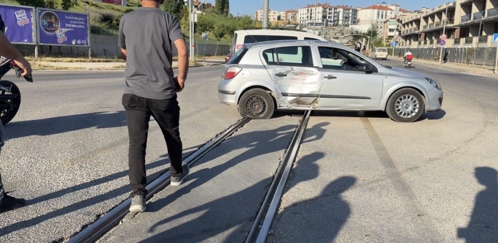 Kavşakta araç ve motosikletin karıştığı kazada 1 kişi yaralandı