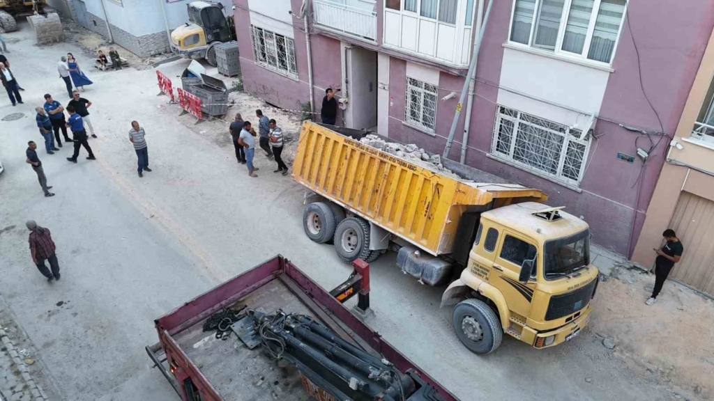 Eskişehir’de yol çöktü, kamyon çukura düştü