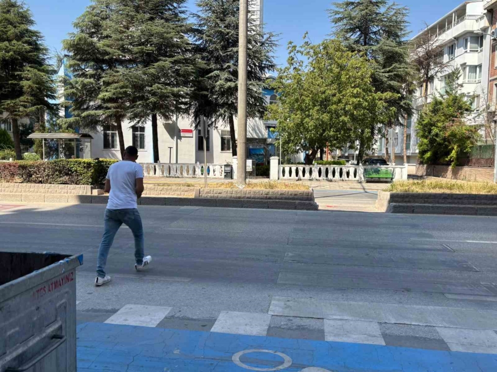 Sürekli kaza olan caddede tedbir alınması isteniyor