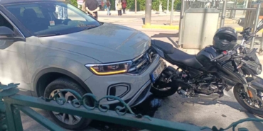 Yayalara yol veren motosikletliye otomobil çarptı