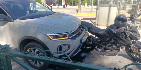 Yayalara yol veren motosikletliye otomobil çarptı