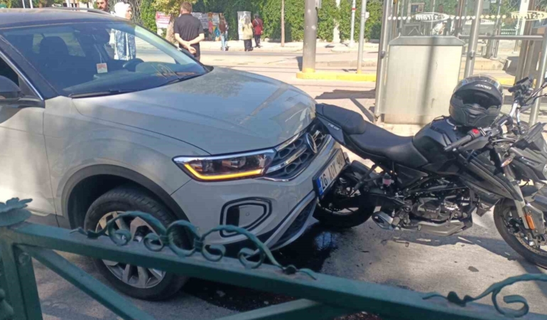 Yayalara yol veren motosikletliye otomobil arkadan çarptı