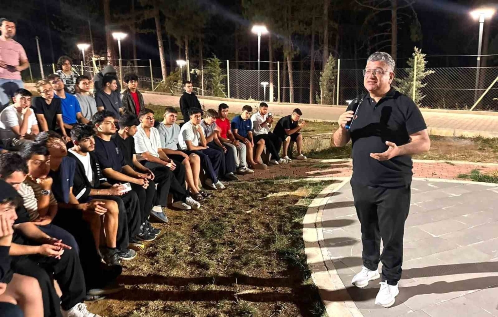 Rektör Kızıltoprak, Murat Dağı’nda gençlerle kamp ateşi başında buluştu