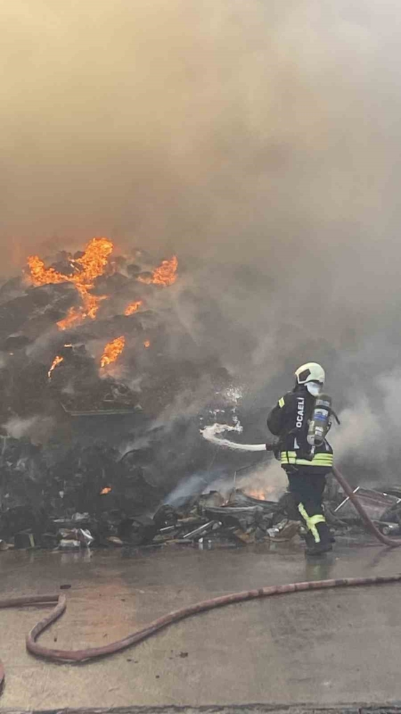 Kocaeli’de geri dönüşüm deposunda yangın