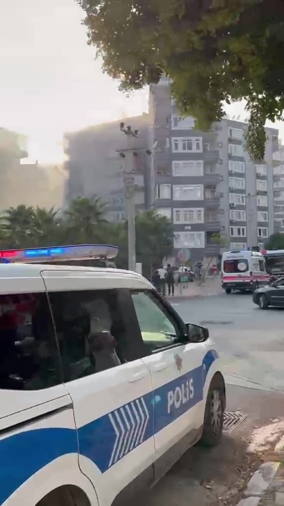 Apartmanda yangın paniği: 5 kişi dumandan etkilendi
