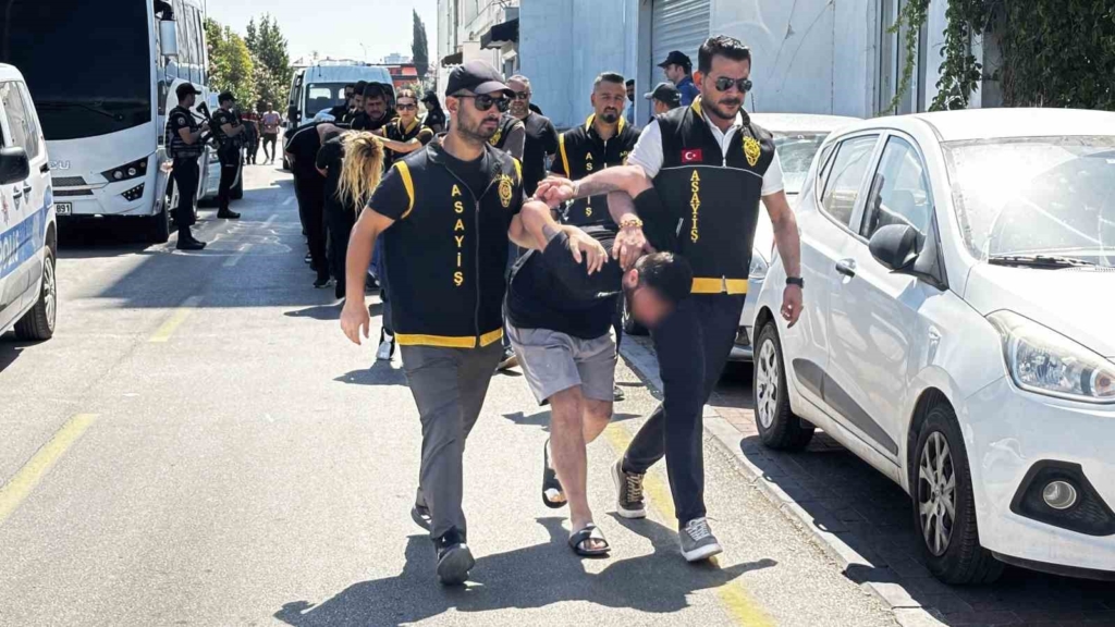 Adana’daki kadın cinayetinde 13 tutuklama: Katil zanlısı İstanbul’da petshopta yakalandı