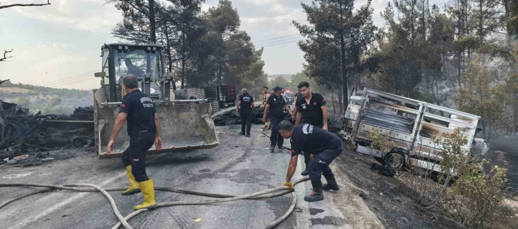 Mersin’de kaza sonrası araçlar alev aldı, yangın ormana sıçradı: 1 ölü, 2 yaralı