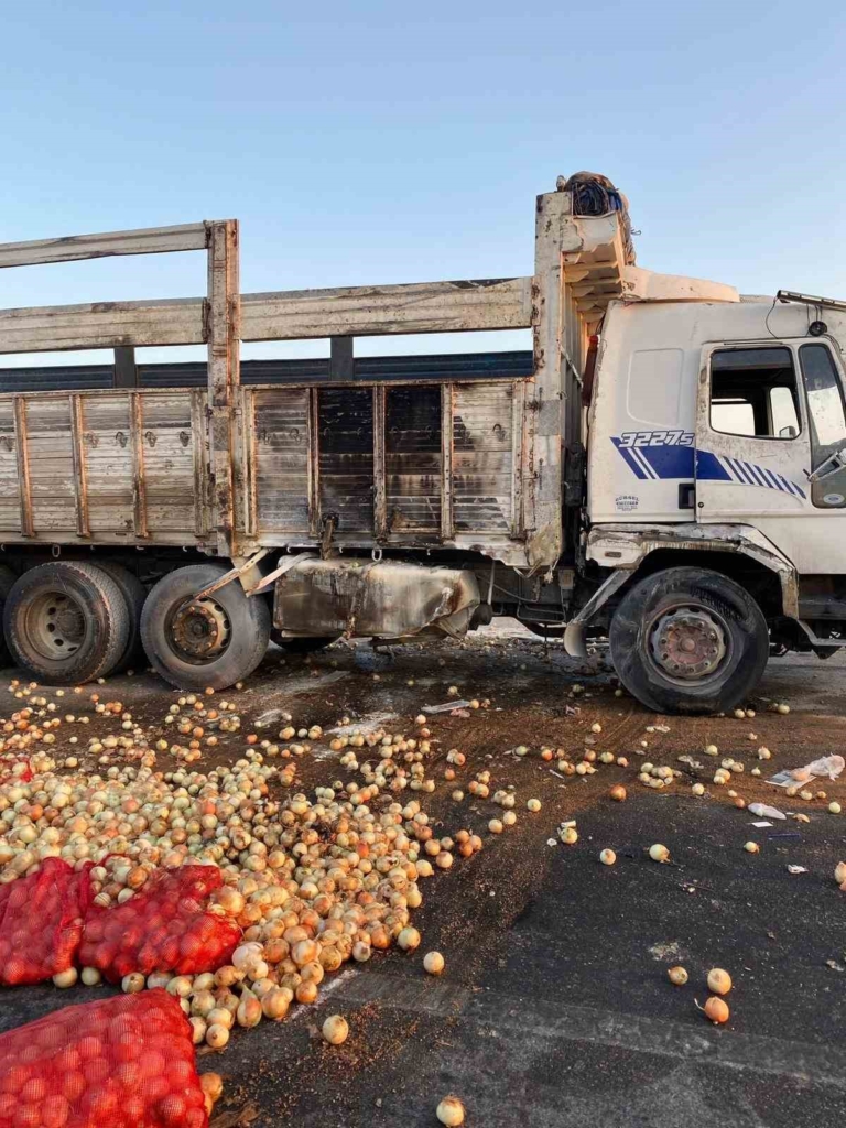Kamyon devrildi, tonlarca soğan yola saçıldı: 2 yaralı