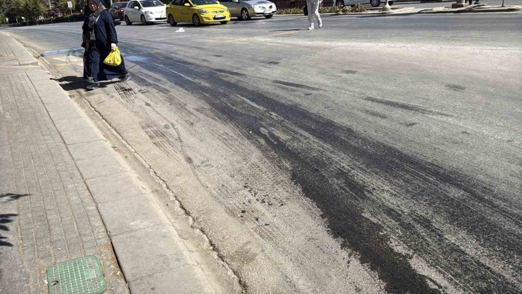 Araçtan caddeye akan motor yağı diğer sürücülere zor anlar yaşattı