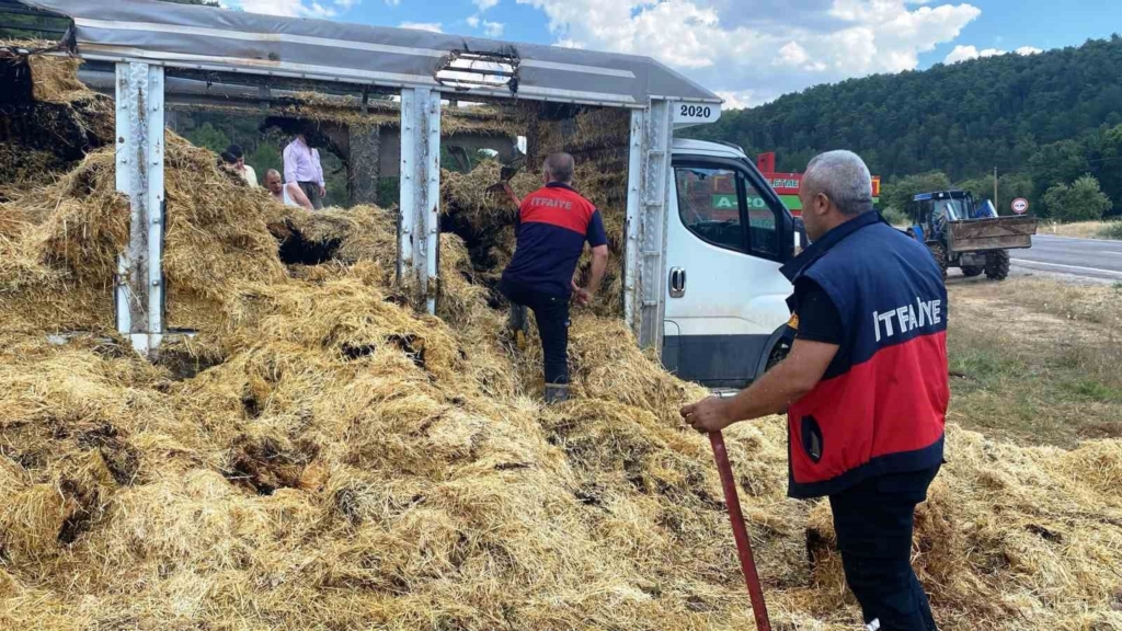 Emet’te saman yüklü kamyonet alev aldı