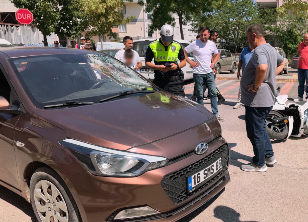 Otomobil motosikletle çarpıştı: 2’si çocuk 3 yaralı