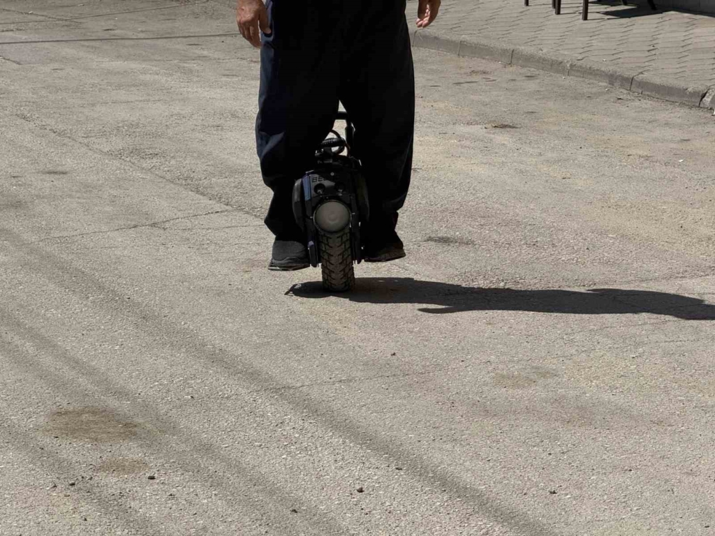 ’Tek teker’ üzerinde 4 bin kilometre gezen 60’lık delikanlıyı görenler şaşırıyor