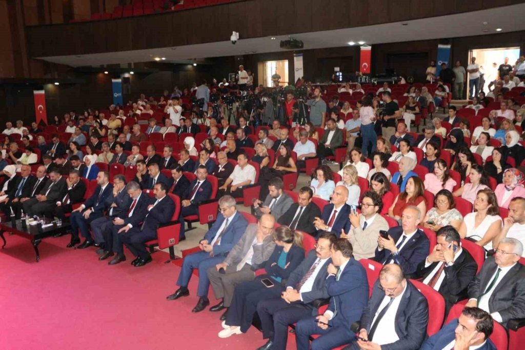 Bakan Kacır: "Sanayi devriminden bu yana yaklaşık 1,5 derece ısınan yerküre, bugün alarm veriyor"
