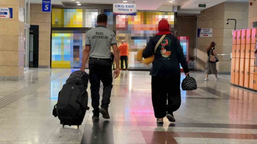 Eskişehir’de trende ayağı sıkışan kadın yolcu itfaiye ekiplerince kurtarıldı
