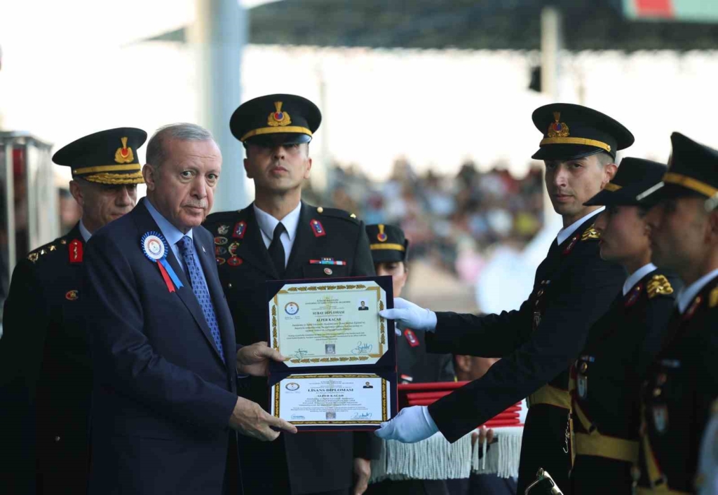 Cumhurbaşkanı Erdoğan: "Birileri 30 yıl öncesinin kodları içinde gelişmeleri ele almaya çalışırken, biz yeni sistemin kutup başlarından biri olmak için ne gerekiyorsa onu yapıyoruz"