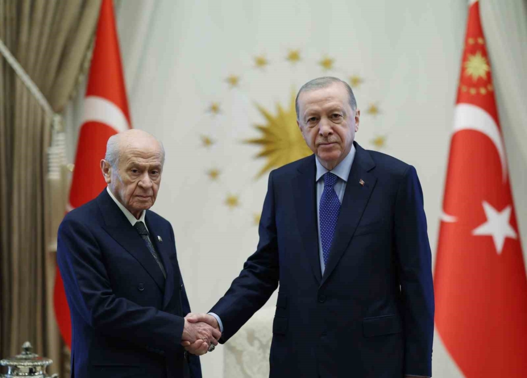Cumhurbaşkanı Recep Tayyip Erdoğan ve MHP lideri Devlet Bahçeli’nin Cumhurbaşkanlığı Külliyesindeki görüşmesi başladı.