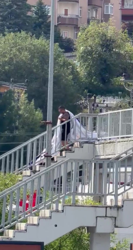 Cumhurbaşkanı Erdoğan’ın pankartını söküp zarar veren şahıs tutuklandı