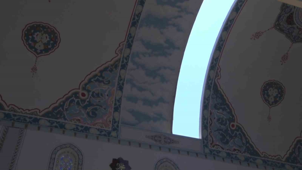 Bursa’daki ’Sunrooflu Cami’ mimarisiyle dikkat çekiyor