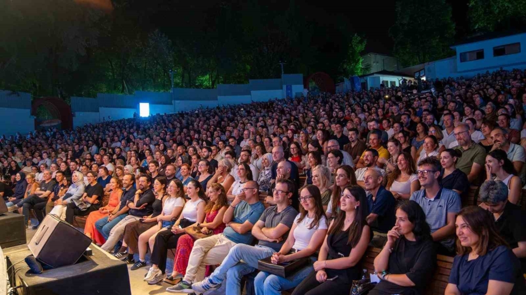 Açıkhava’da ‘cimri’ye alkış yağmuru