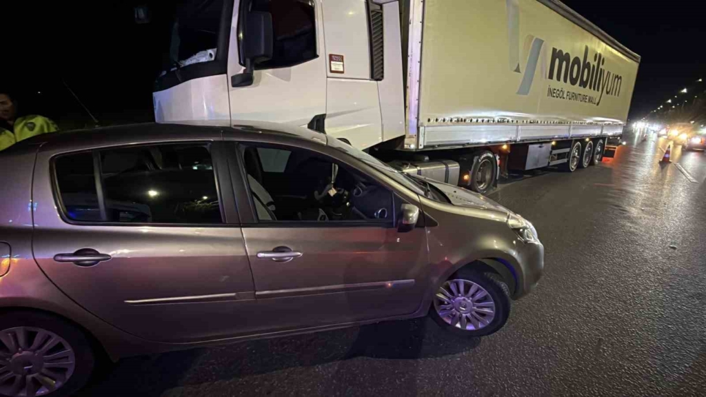 Tır otomobile çarpmasıyla maddi hasarlı kaza meydana geldi