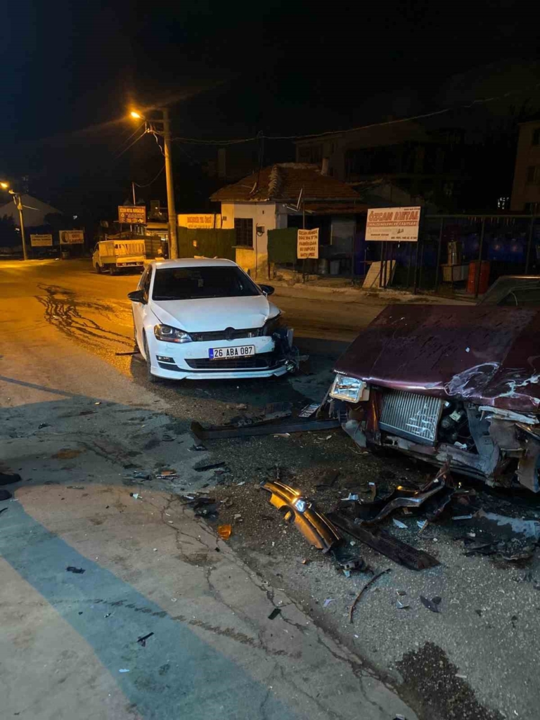 Eskişehir’de 2 otomobil kafa kafaya çarpıştı