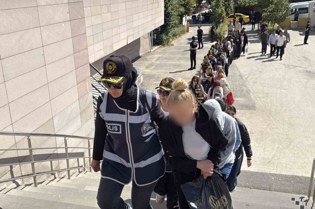Eskişehir merkezli dev dolandırıcılık operasyonunda yakalanan 90 şüpheli adliyeye sevk edildi