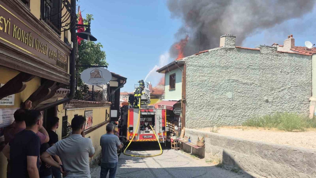Tarihi Odunpazarı Evleri bölgesinde korkutan yangın: 2 kişi dumandan etkilendi