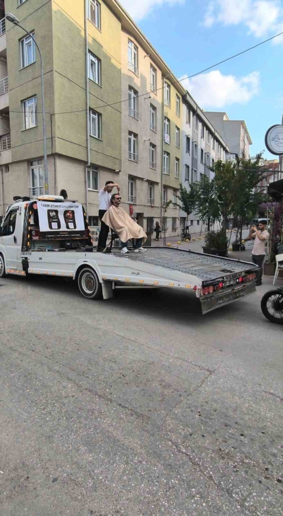 Eskişehir’de çekici üzerinde saç tıraşı oldular