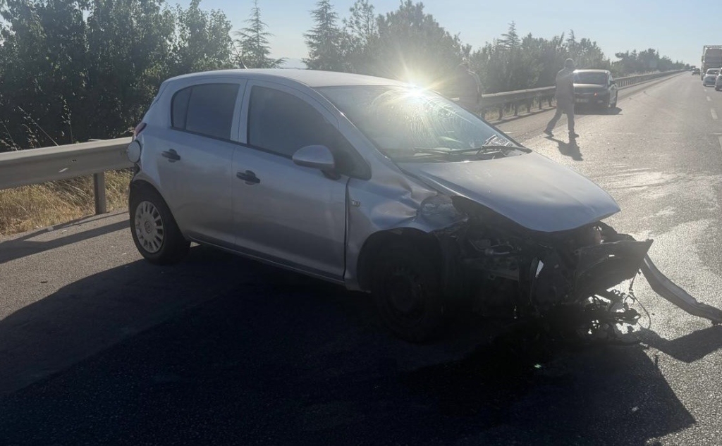 Lastiği patlayan araç bariyerlere girdi: 1’i çocuk 3 yaralı