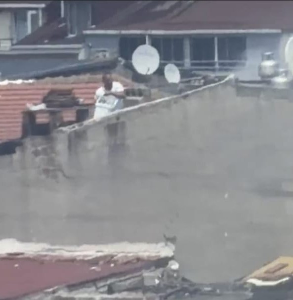 Sultangazi’de çatı tadilatı sırasında yangın çıktı: Bir vatandaş yangına su dökerek müdahale etti