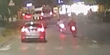 Otomobil ile 2 motosiklet yarış yaparak trafiği tehlikeye düşürdü