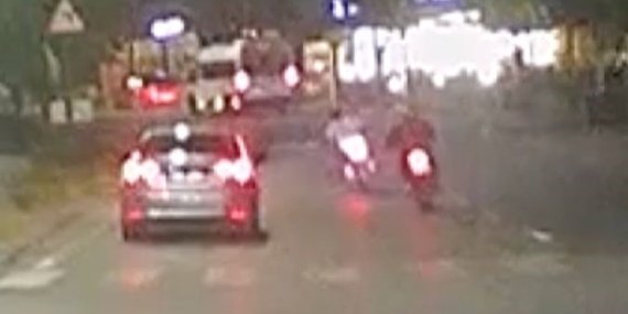 Otomobil ile 2 motosiklet yarış yaparak trafiği tehlikeye düşürdü