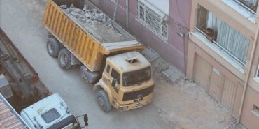 Eskişehir’de yol çöktü, belediyeye ait kamyon çukura düştü