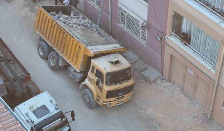 Eskişehir’de yol çöktü, belediye kamyonu çukura düştü