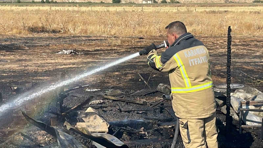 Otluk alanda başlayan yangın evlere sıçramadan söndürüldü