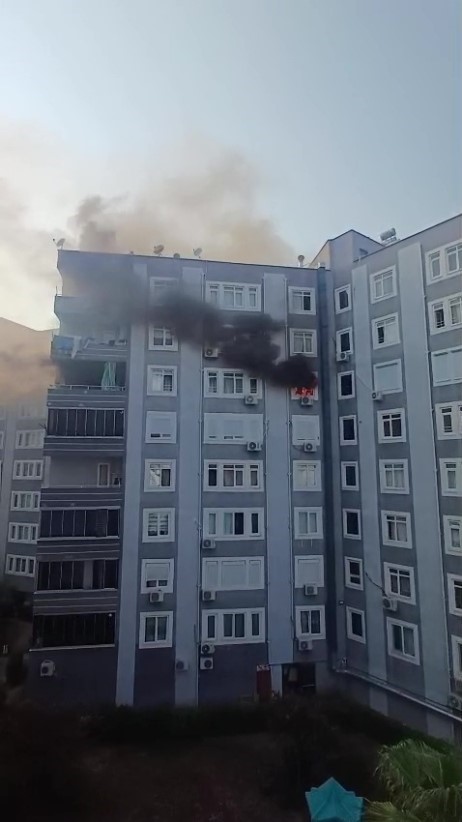 Apartmanda yangın paniği: 5 kişi dumandan etkilendi