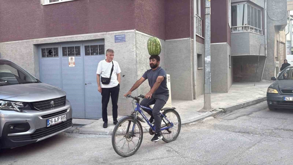 Kafasında 40 kiloluk karpuz varken bisiklet sürüyor, halay çekiyor, koşuya katılıyor