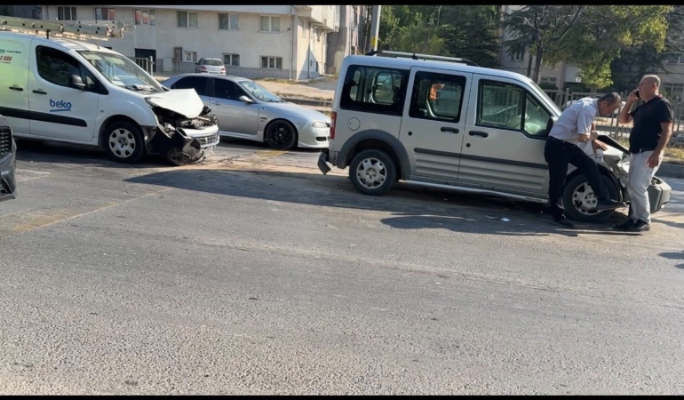 Eskişehir’de 4 aracın karıştığı zincirleme kazada 2 yaralı