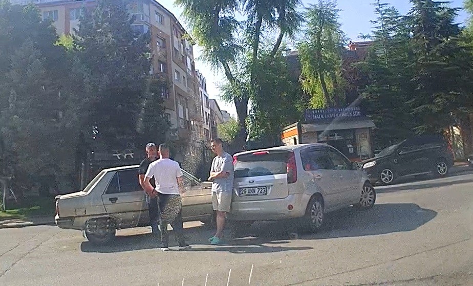 Sokaktan caddeye çıkan otomobil seyir halindeki diğer otomobil ile çarpıştı
