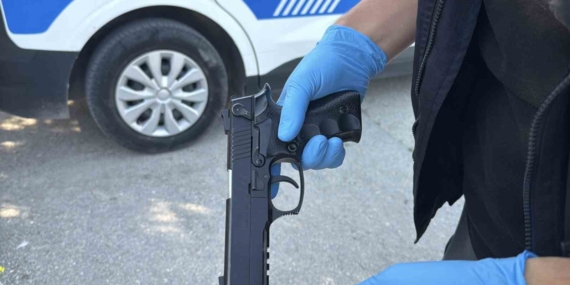 Sokak ortasındaki kavga sonrasında okulun önündeki çöp kutusunda tabanca çıktı