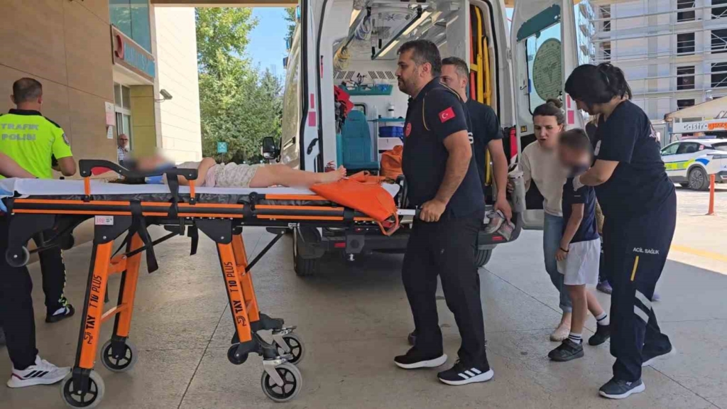 Otomobil motosikletle çarpıştı: 2’si çocuk 3 yaralı