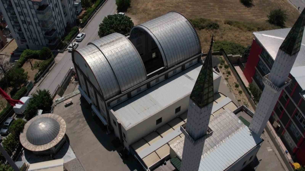Bursa’daki ’Sunrooflu Cami’ mimarisiyle dikkat çekiyor