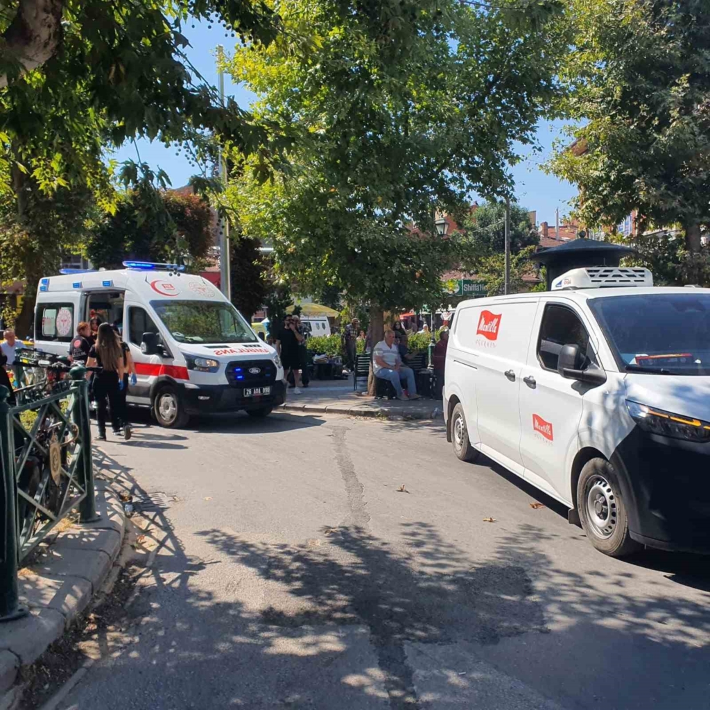 Hatalı park ambulansa geçit vermedi